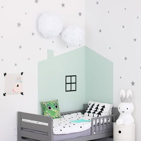 Szare łóżeczko w pokoju dziecięcym otoczone jest wspaniałą aurą do wypoczynku dla malucha. Błękitny wzór domku na...