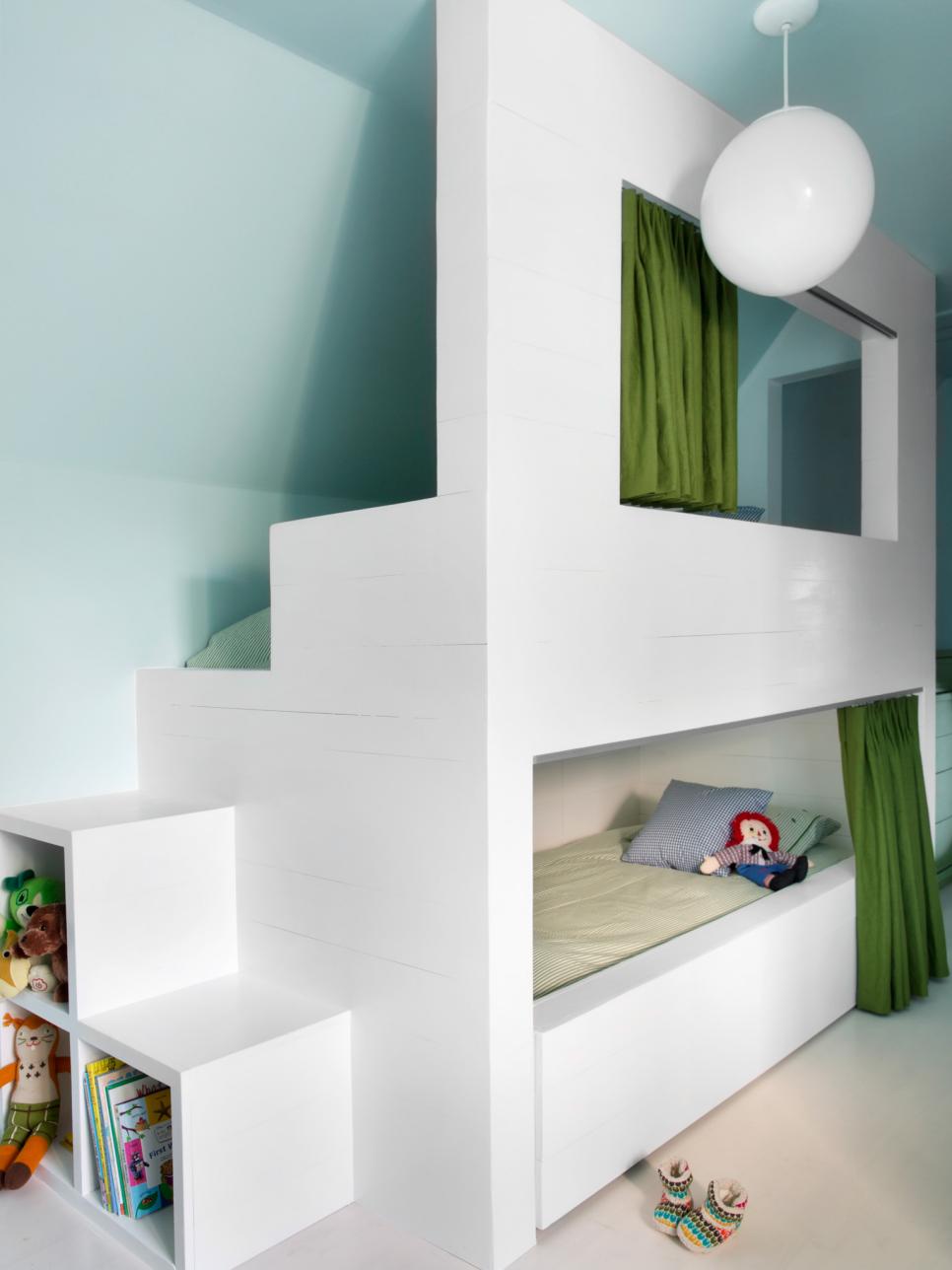 W pokoju dziecięcym w ciekawy sposób zorganizowano łóżka dla chłopców - to w zasadzie łóżko piętrowe w zabudowanej...