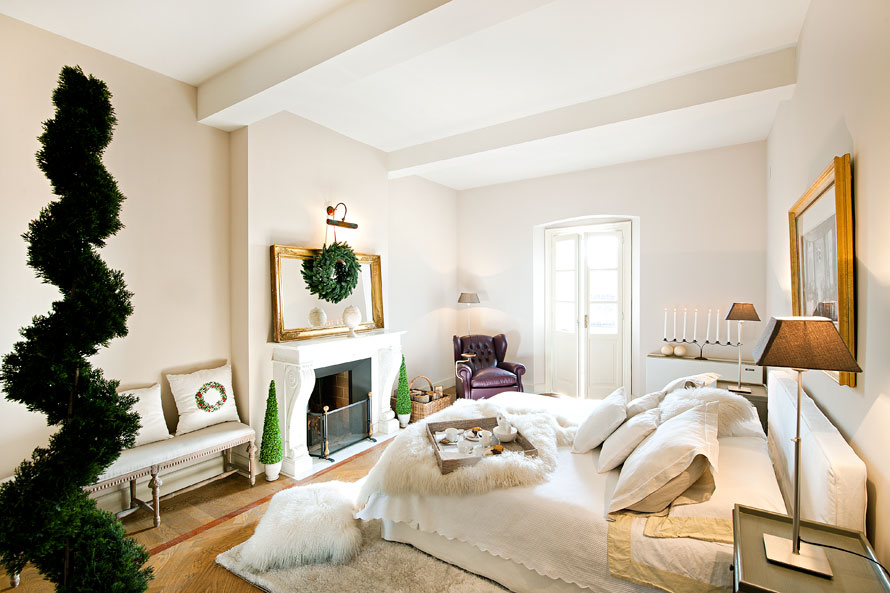 Przestronna sypialnia z kominkiem urządzona jest w klasycznym stylu. Eleganckie wykończenie i takie elementy jak lustro...