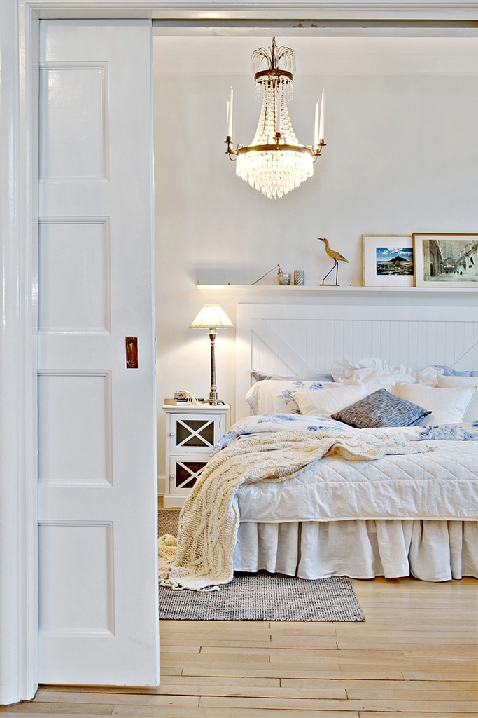Delikatna aranżacja sypialni skąpana jest w śnieżnej bieli ocieplonej przez pojedyncze detale, które dekorują...