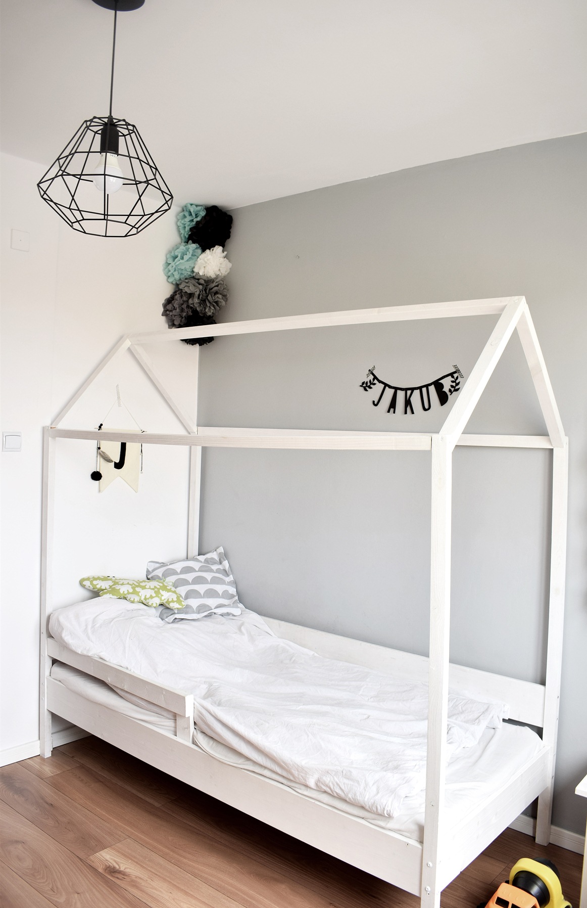 W pokoju dziecięcym znajduje się bardzo ciekawe łóżko o kształcie domku. Ten oryginalny i tak naprawdę bardzo prosty...