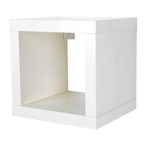 Biała półka o kwadratowym kształcie idealnie komponuje się z meblami w skandynawskim stylu.