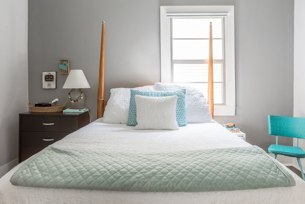 Jasna i chłodna sypialnia z drewnianymi elementami sprawia wrażenie niezwykle relaksujacej. Jasnozielone detale dodają...