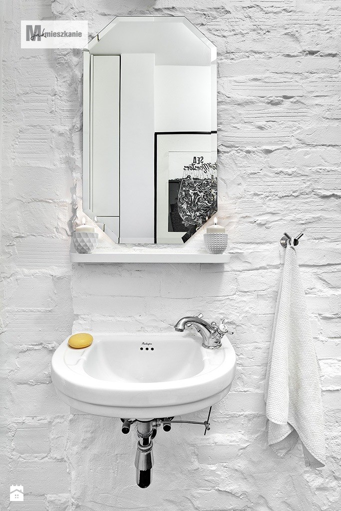 Niezwykle prosta i jasna łazienka. Jako tło do nowoczesnych akcentów, takich jak proste lustro, umywalka czy uchwyt na...