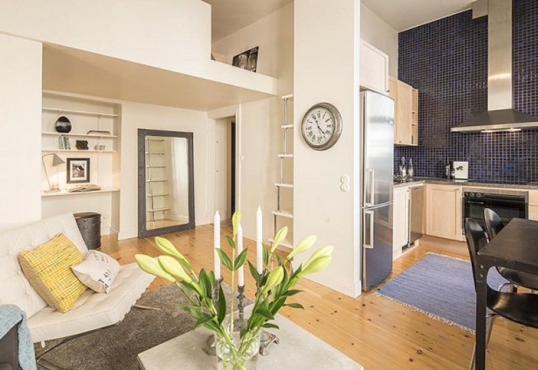 Pomysł na małe i nowoczesne mieszkanie z antresolą, czyli mini - loft w niedzielnych zakupach on-line (34986)