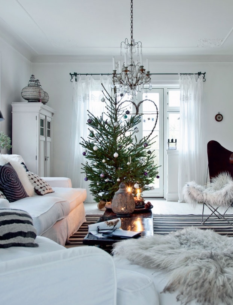Tradycyjne świąteczne inspiracje w domu wypełnionym światłem i bielą ()