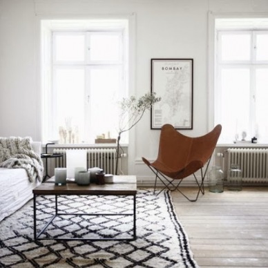 Ciekawy mix w prostej i przestronnej aranżacji otwartego mieszkania w stylu skandynawskim w poniedziałkowych zakupach  on-line