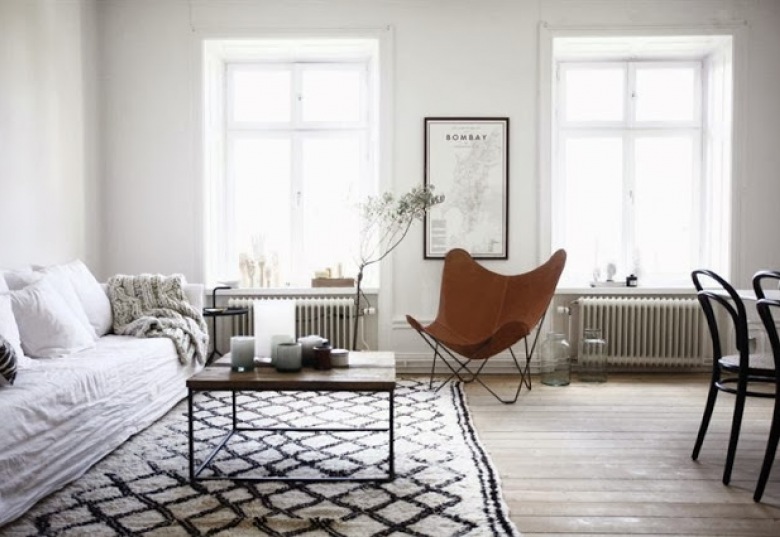 Ciekawy mix w prostej i przestronnej aranżacji otwartego mieszkania w stylu skandynawskim w poniedziałkowych zakupach  on-line ()