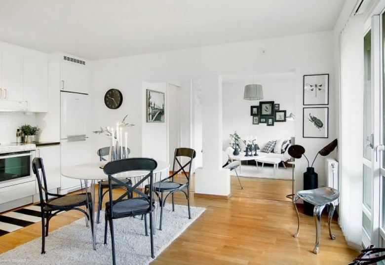 Małe mieszkanie w czarno-białej aranżacji z otwartą zabudową kuchni, przedpokoju i salonu - zakupy online ()