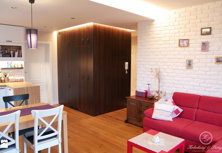 Inspirująca aranżacja polskiego mieszkania w stylu tradycyjnym z białą cegłą w salonie ()