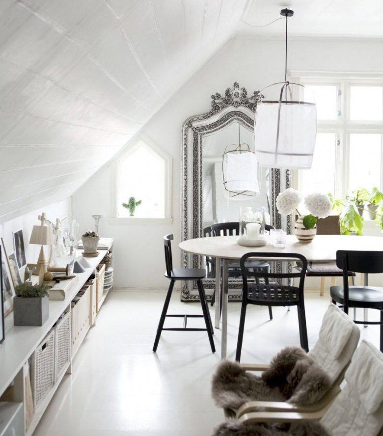 Skandynawska aranżacja rodzinnego mieszkania pod skosami w bieli, czerni i drewnie ()