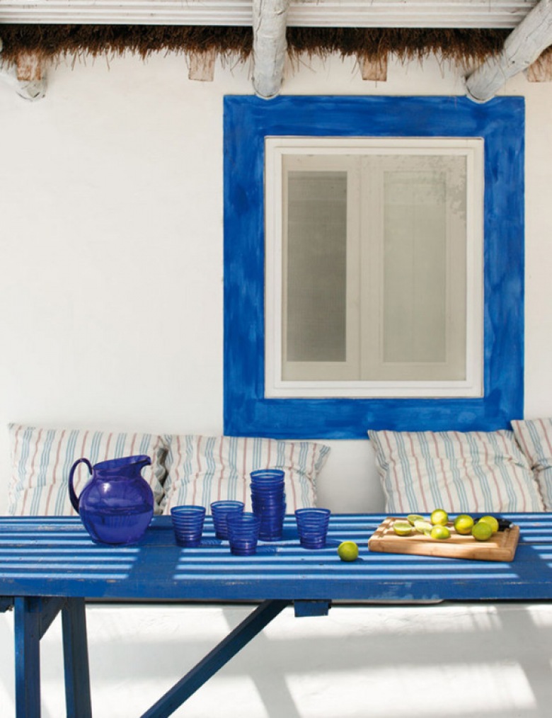 Błękitne okna,stoły i dekoracje w letnim domku (17335)