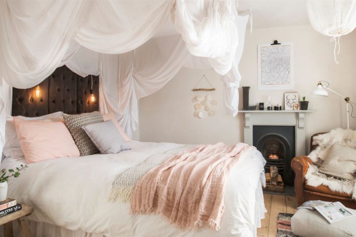 Romantyczna aranżacja sypialni z baldachimem nad łóżkiem (55347)