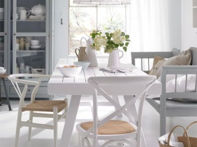Białe krzesła z drewna gietego i drewniana ławka w stylu skandynawskim przy stole w jadalni (48596)