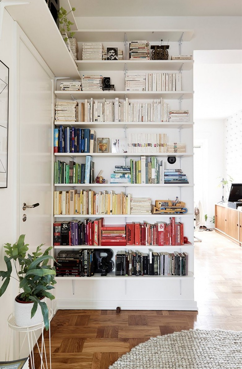 Pomysłowe półki w roli wiszącej biblioteczki w małym mieszkaniu (22302)