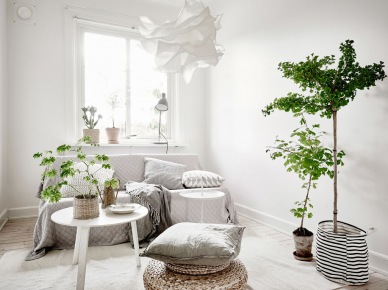 Aranżacja jasnego mieszkania w skandynawskim stylu z białym drewnem