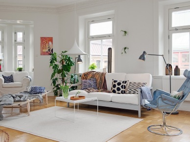 Biały salon z wykuszem w skandynawskim stylu (22837)