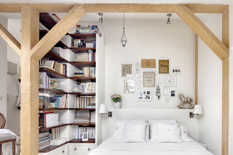 małe mieszkanie na poddaszu jest przykładem idealnego połączenia światła, bieli, beżu i naturalnego drewna. drewniane...