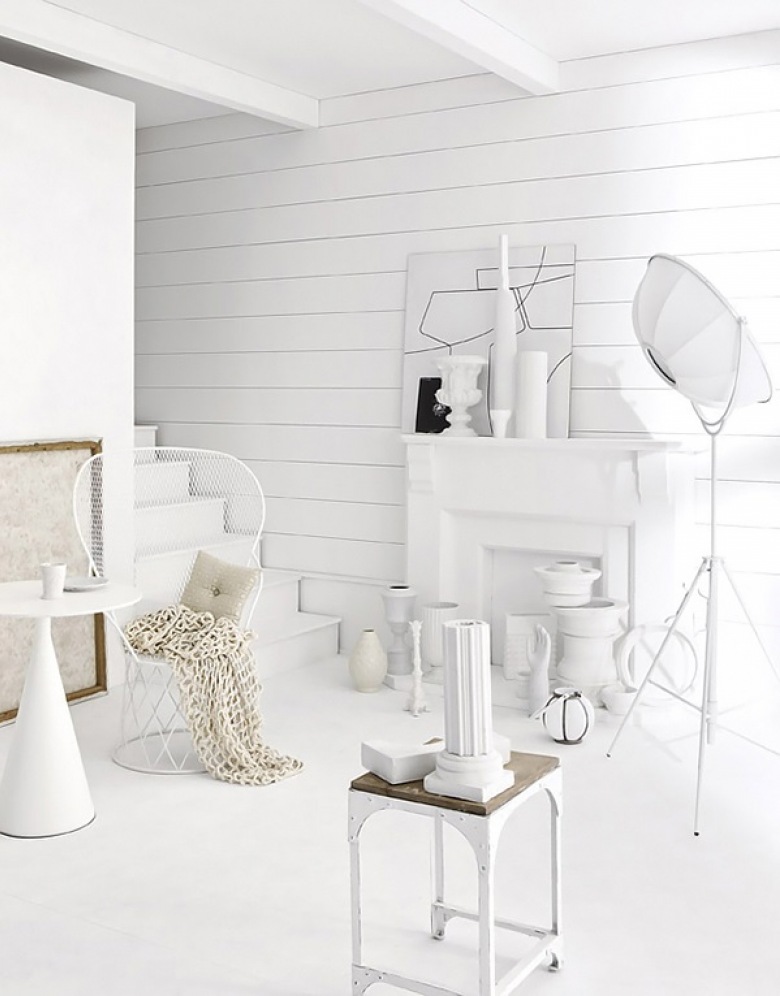 salon w bieli - nawet kominek w białym kolorze jest lekki i ulotny jak śnieg !