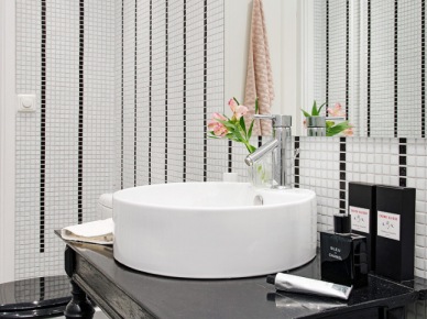 Czarna stylowa konsolka z białą okragłą umywalką,biało-czarna mozaika na ścianie w łazience (28582)