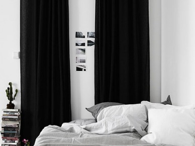 Czarne zasłony w białej sypialni,szara pościel,czarno-biała narzuta i pledy (26445)