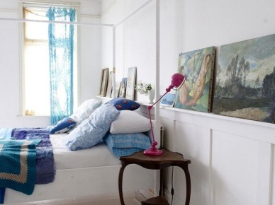 Stare obrazy i stylowe detale w aranżacji białej sypialni z niebieskimi i różowymi dekoracjami (21751)