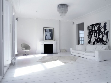 Białe deski na podłodze w salonie z kominkiem (25965)