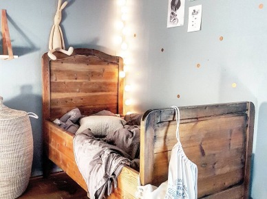 Drewniane łóżko w pokoju dziecięcym (50544)