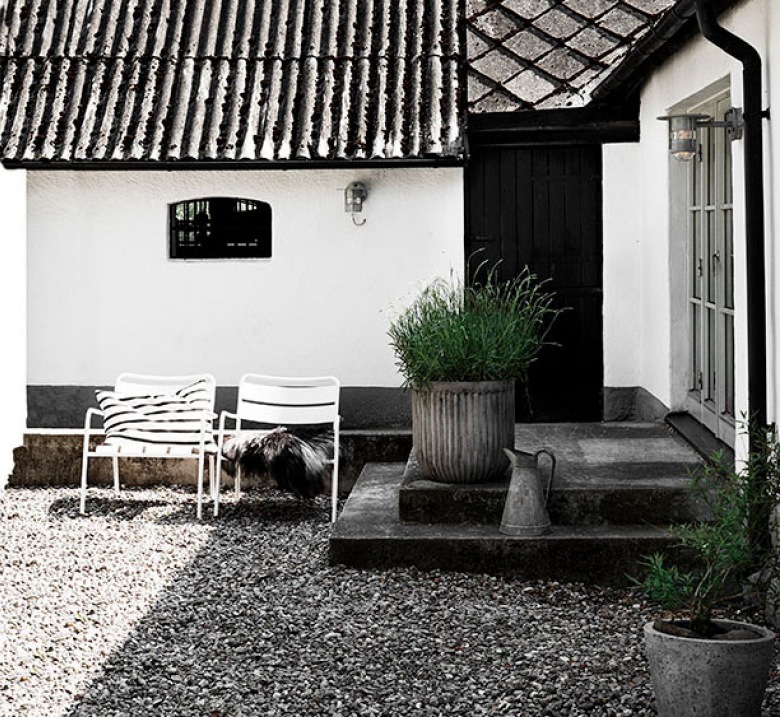 Mroczne wejście do domu,skandynawski domek,biało-czarna aranżacja,Lotta Agaton (35318)