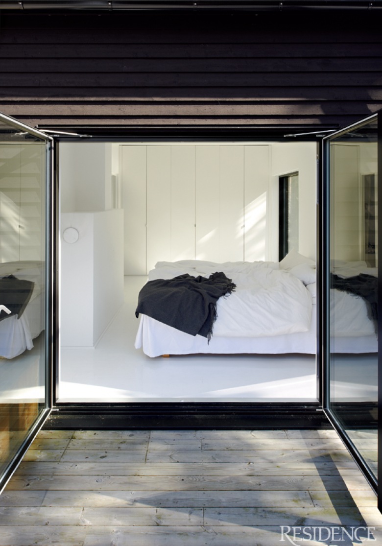 prosty, elegancki domek skandynawski, który urzeka symetrią, przejrzystością i funkcjonalnością - geometryczna bryła w...