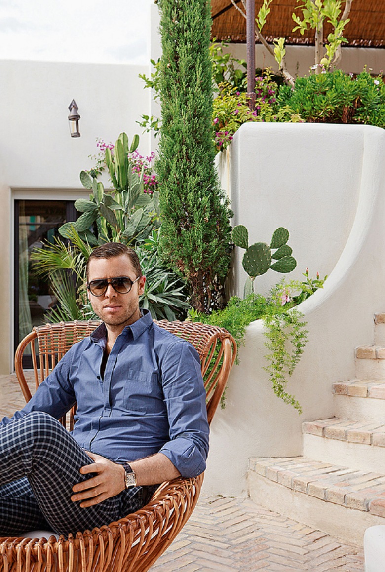 JEAN LOUIS DENIOT  - projektant, który latem zamieszkuje na Capri, gdzie posiada piekny dom. Dom doskonale łączy...