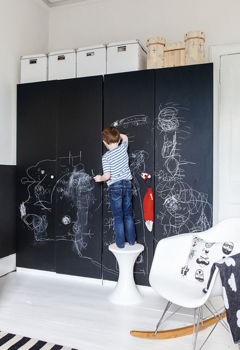 Czarna szafa w dziecięcym pokoju pomalowana tablicową   farbą (21557)