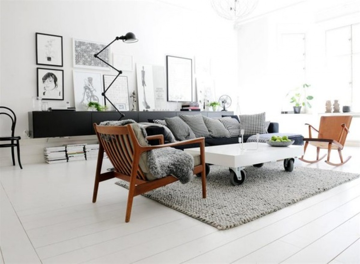 Drewniane fotele,czarna nowoczesna komoda z grafikami i industrialny biały stolik w skandynawskim salonie (25208)