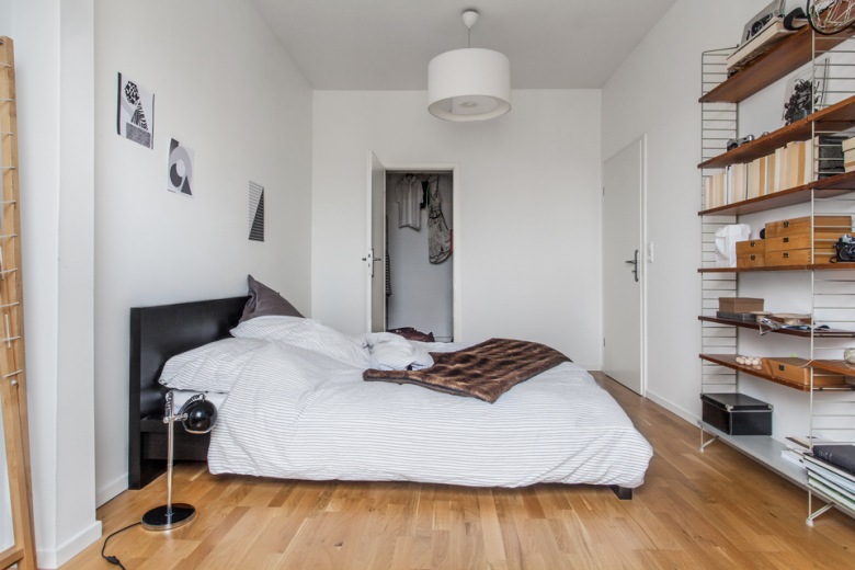 Minimalistyczna sypialnia z ażurowym regałem z drewna i metalowej konstrukcji (23512)
