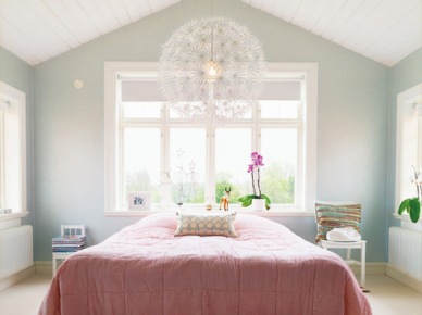 Różowa narzuta w skandynawskiej sypialni (20003)