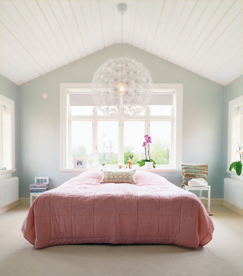 Różowa narzuta w skandynawskiej sypialni (20003)