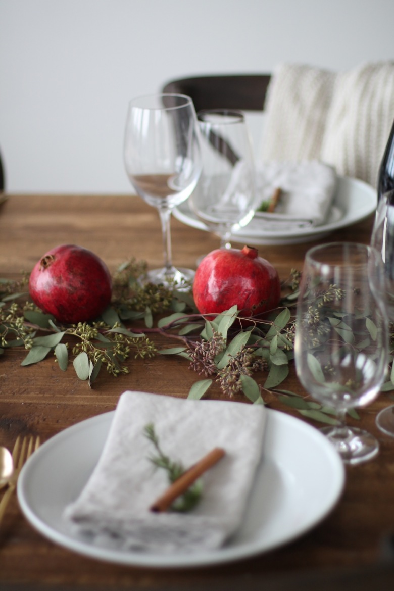 Prze-piękna kompozycja na świąteczny stół. Julie Blanner na swoim blogu przedstawia alternatywę dla tradycyjnego świątecznego stołu. Jako motywu przewodniego użyła…granatu. Granaty bardzo łatwo dostać o tej porze roku bo jest na nie sezon. Poza granatami Julie użyła naturalnych materiałów i swojej codziennej zastawy. Na talerzach położyła swoje ulubione serwetki  z odrobiną zieleni i laską...