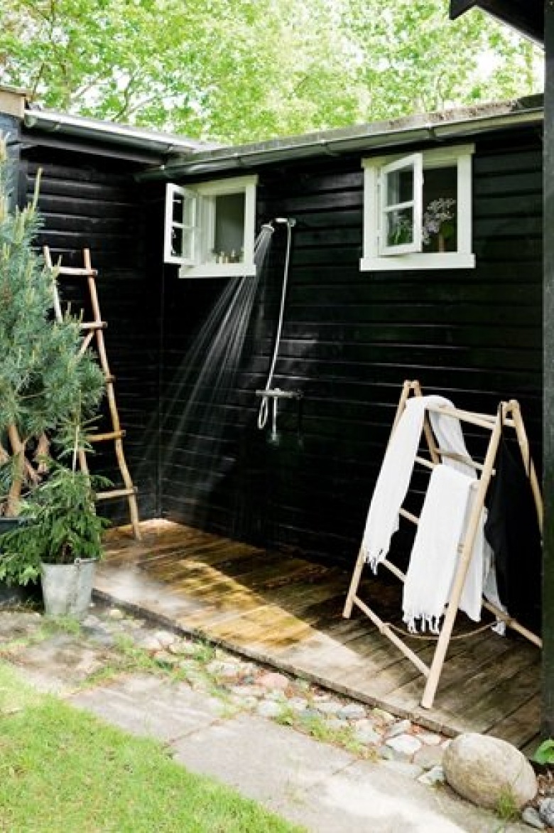 esencja skandynawskiego dizajnu w wiejskiej aranżacj czarnego domku z białymi wnętrzami - patrząc na te skandynawskie...