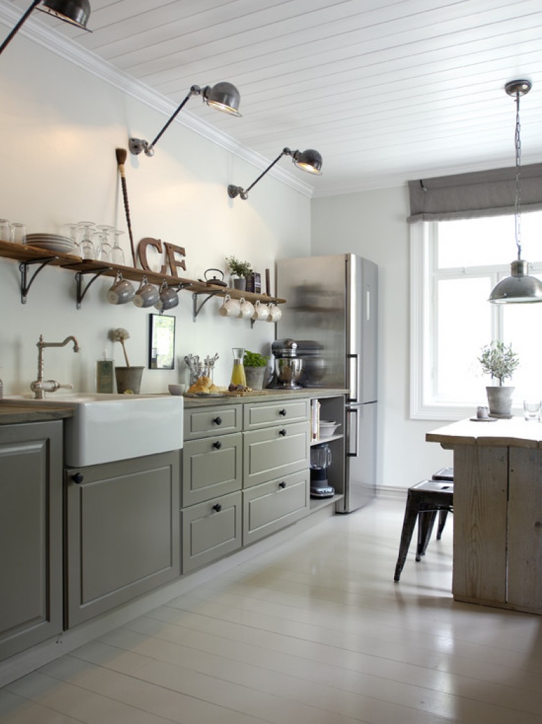 ładna kuchni w szarym kolorze na tle białych ścian i podłogi -  ciekawy pomysł i bardzo praktyczny na zabudowę dużej ,...