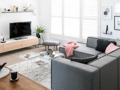 Szara sofa w skandynawskim salonie (50645)