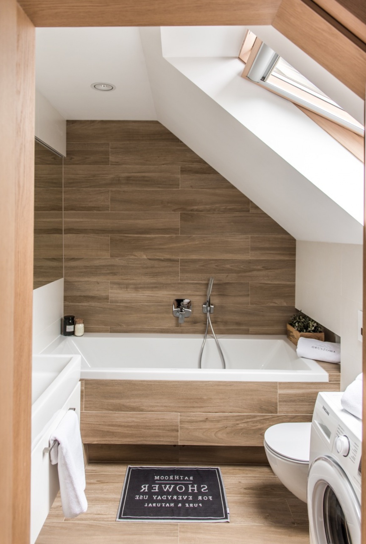 Mała łazienka z drewnianymi panelami na poddaszu (55838)