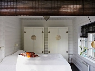 Bambusowe brązowe rolety,chińskie białe szafy w aranżacji bialej  sypialni (24901)