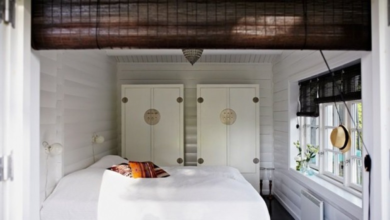 Bambusowe brązowe rolety,chińskie białe szafy w aranżacji bialej  sypialni (24901)