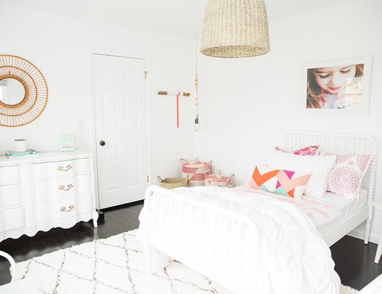 Poduszki ułożone na łóżku w pokoju dziecięcym kontrastują ze sobą nie tylko pod względem koloru, ale także różnych...