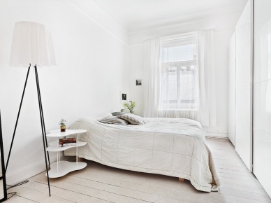 Biała aranżacja sypialni w skandynawskim stylu (52531)