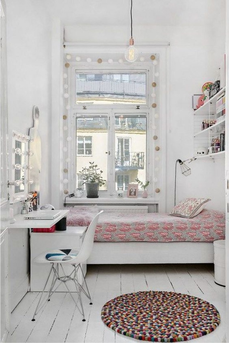 Mały pokój dla nastolatka niemal w całości w bieli zyskuje optycznie na przestrzeni. Wnętrze jest wysokie, co także...