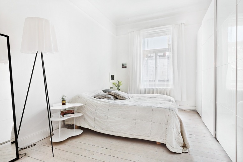Sypialnię urządzono całkowicie w bieli, nadając tym samym wnętrzu skandynawski charakter. Proste wyposażenie i...