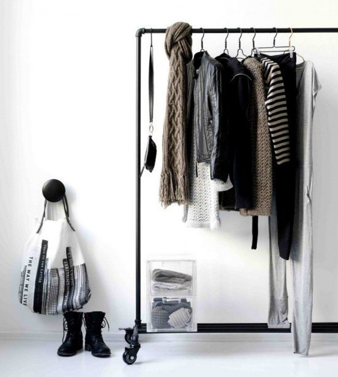 Jak przechowywać ubrania w mieszkaniu bez szafy? – LEMONIZE.ME (27670)