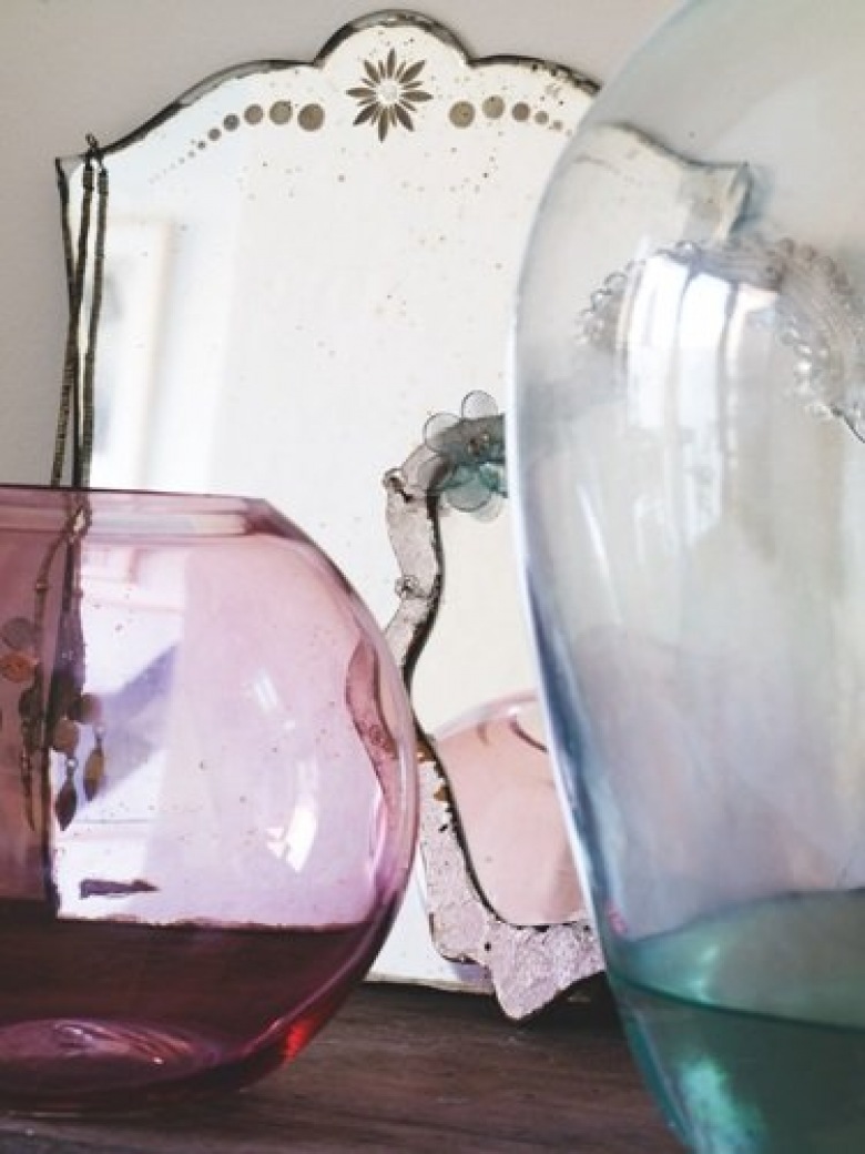 Lustro vintage z różowym i turkusowym wazonem (21071)