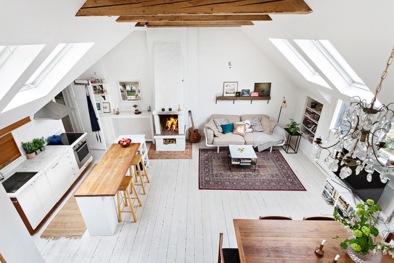 Aranżacja mieszkania na otwartej przestrzeni ze skośnymi sufitami i białą drewnianą podłogą (52525)